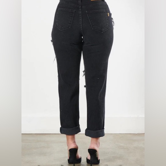 High Rise
Relaxed Fit
Distressing Throughout
Zipper + Button-Front Closure - Picture 6 of 12